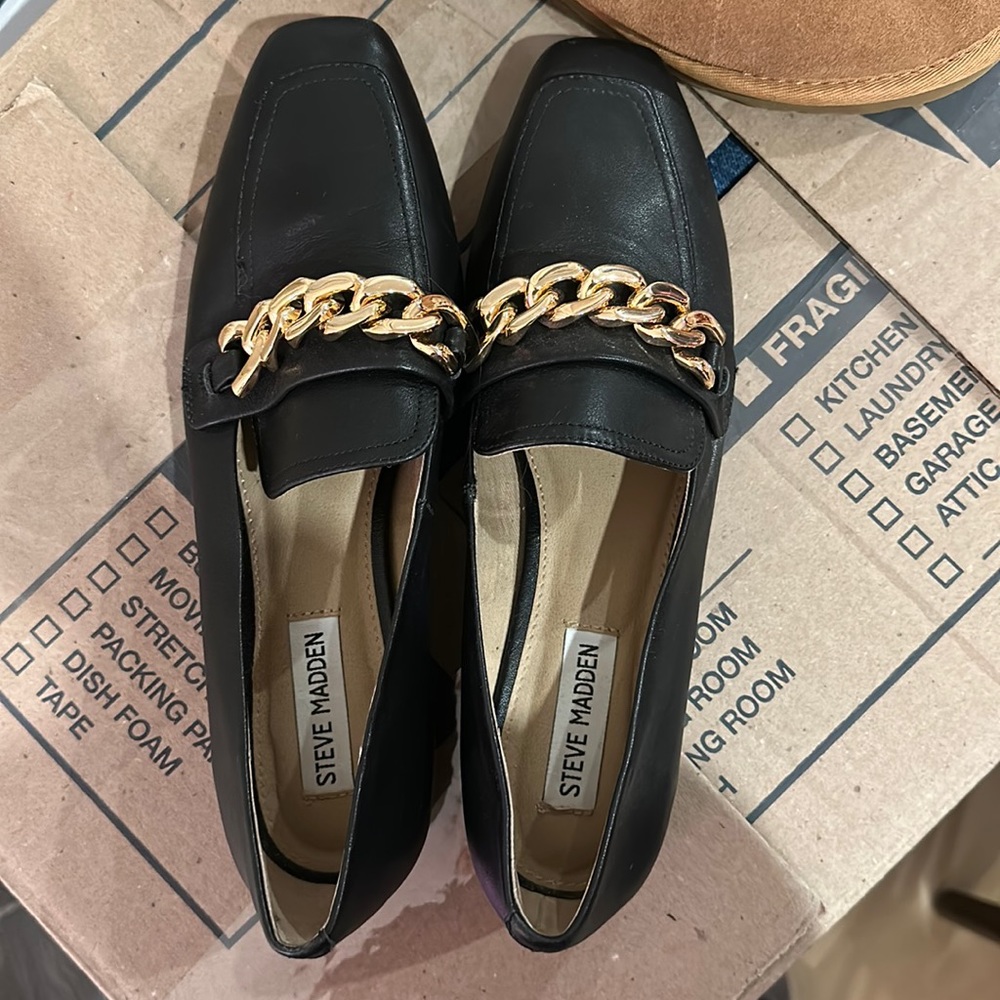 Steve Madden Loafers - NWOT with gorgeous gold chain detail! 9.5